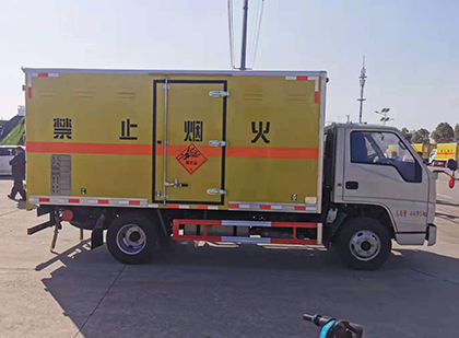 都安爆破器材运输车工人安全操作规范与智能技术保障